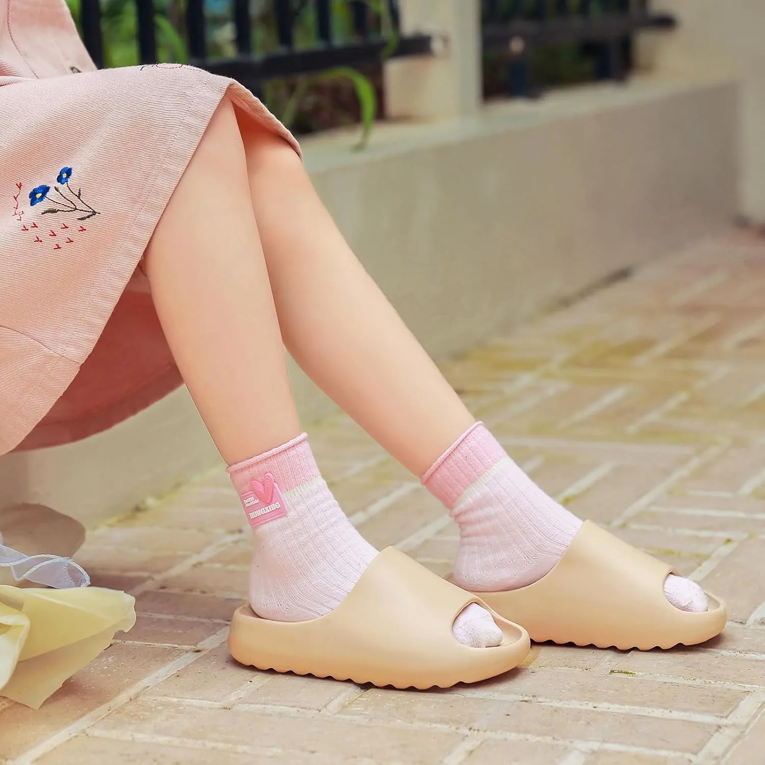 Kids Cloud Slides, Non-Slip Pillow Slippers for Girls Boys Thick Sole Open Toe Slides Shower Shoes for Indoor Outdoor Bathroom Pool Beach Slippers