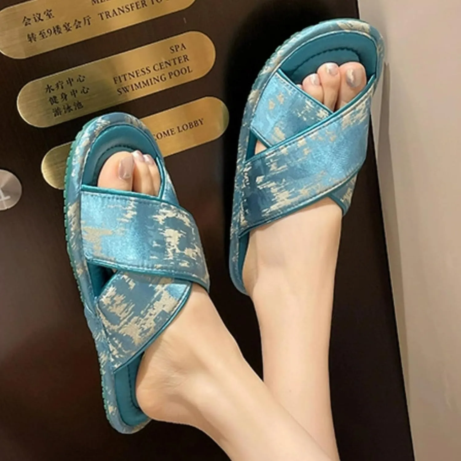 Satin Cross-Strap Slippers for Women Retro Flip-Flops Flower Decor Satin Upper Soft TPR Anti-Slip Soles Indoor Outdoor Slippers