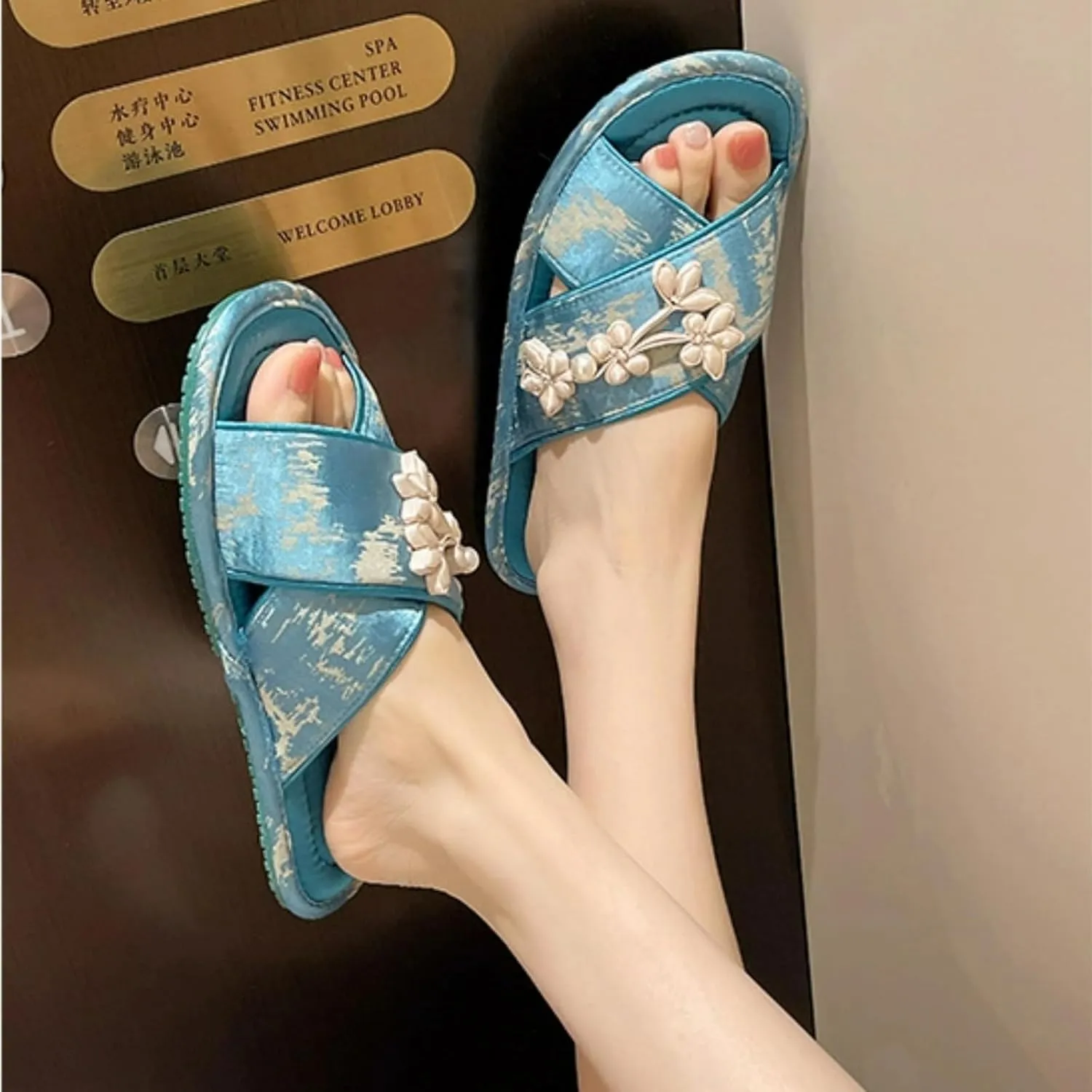 Satin Cross-Strap Slippers for Women Retro Flip-Flops Flower Decor Satin Upper Soft TPR Anti-Slip Soles Indoor Outdoor Slippers